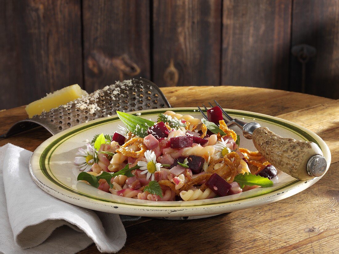 Senner-Pfanne (pasta dish with ham, beetroot, vegetables and fried onions)