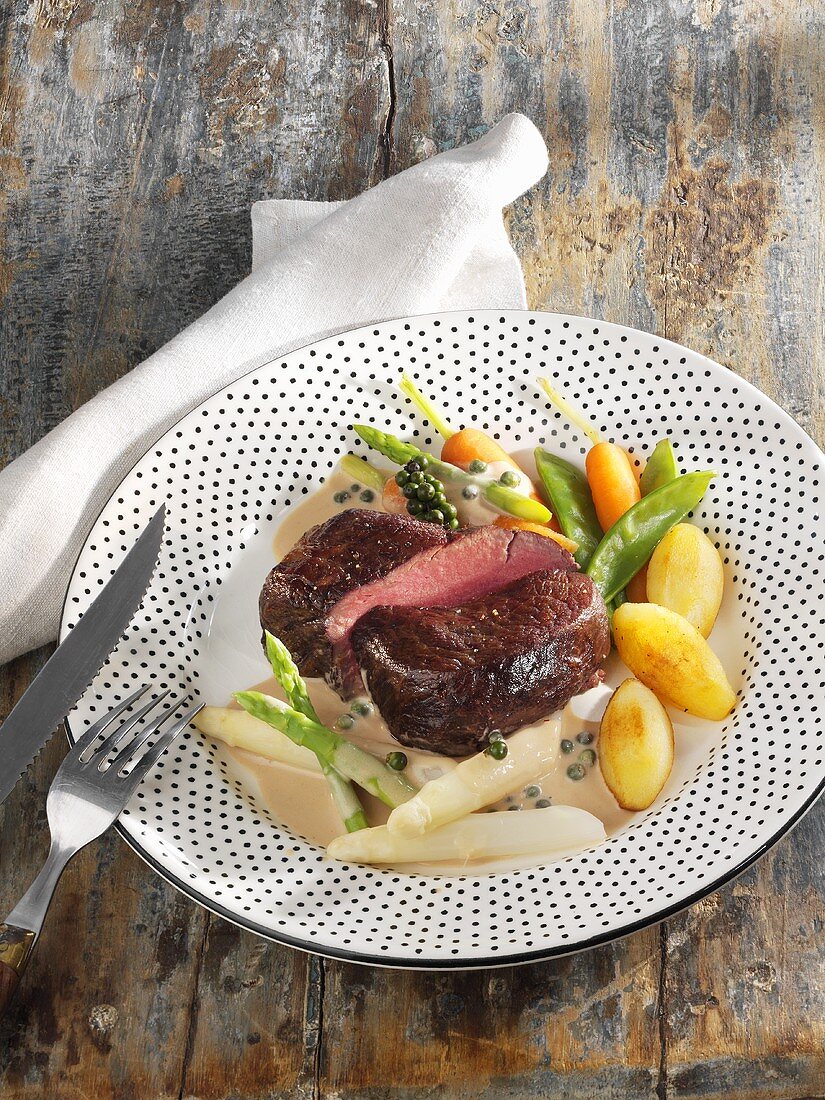 Fillet of beef with a creamy pepper sauce and vegetables