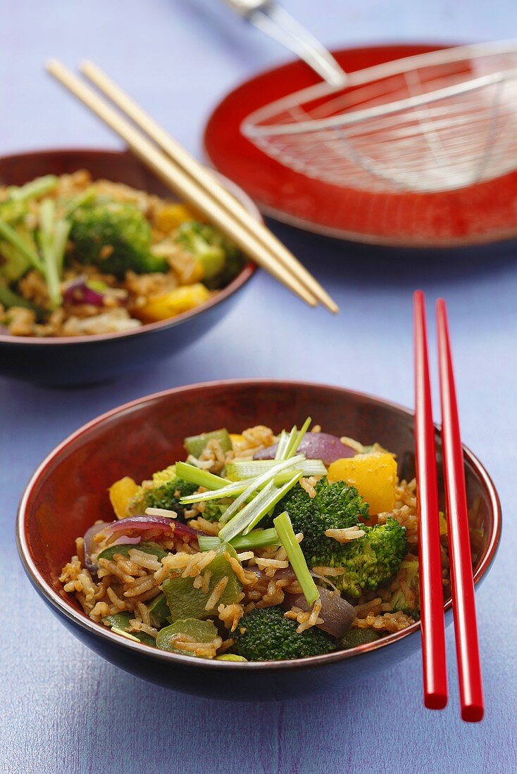 Gebratener Reis mit Brokkoli und Paprika (China)