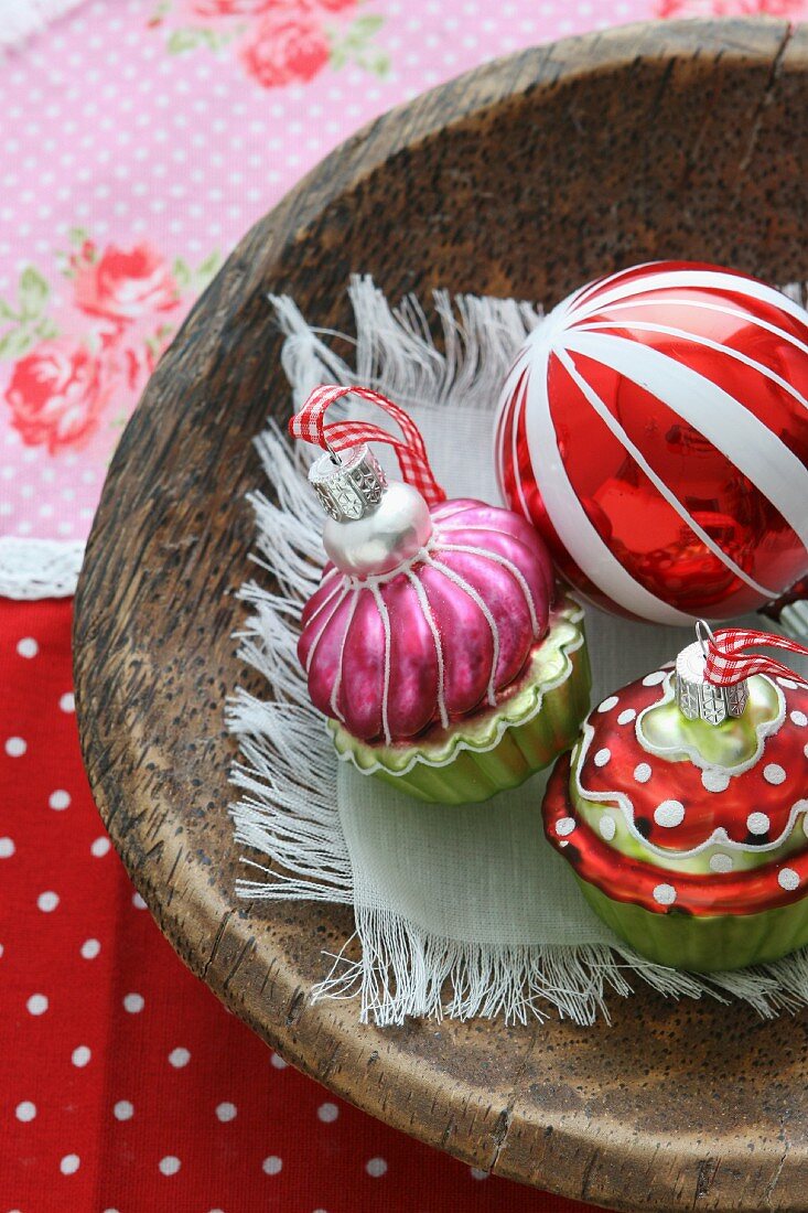 Weihnachtsschmuck in einer Holzschale