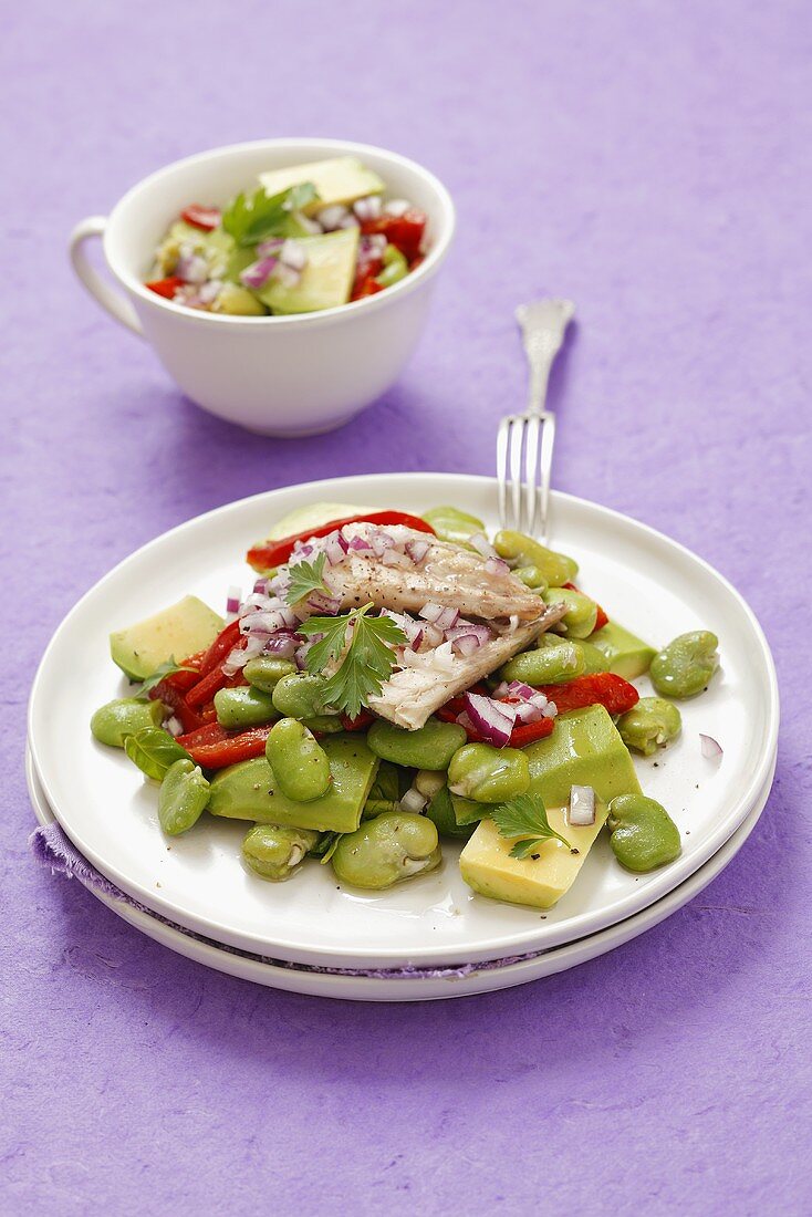 Dicke-Bohnen-Salat mit Avocado, Paprika und geräuchertem Makrelen