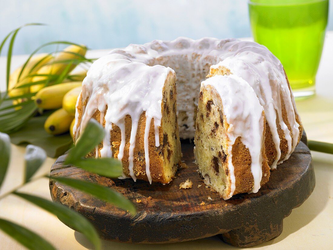 Bundt cake with bananas and nuts
