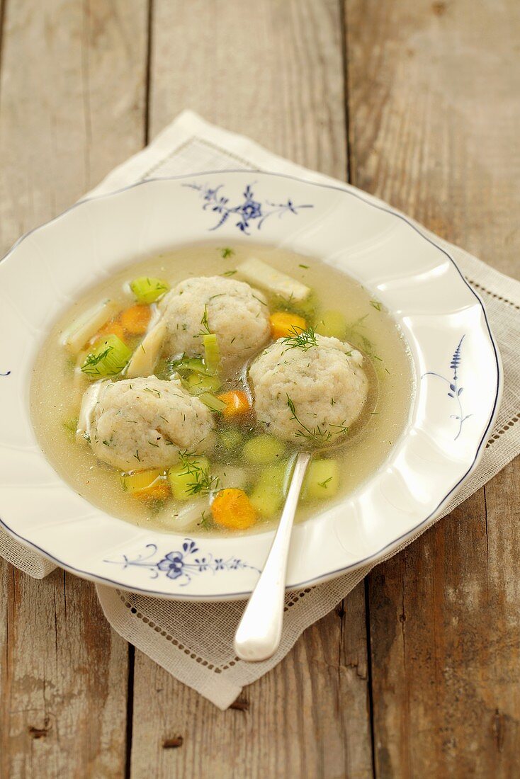 Suppe mit Fischklösschen und Gemüse