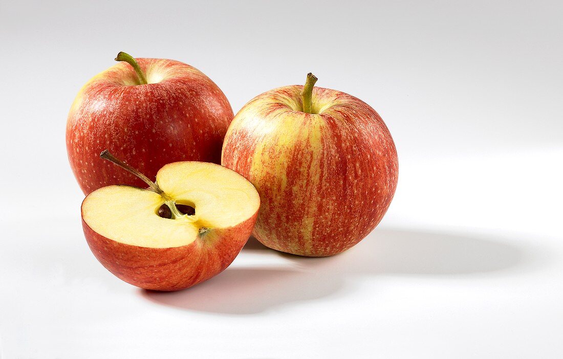 Zwei ganze Äpfel und ein halber Apfel