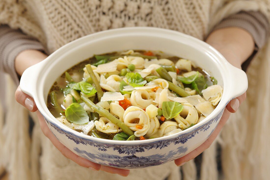 Minestrone ai tortellin (Gemüsesuppe mit Tortellini, Italien)