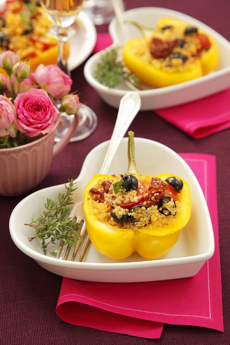 Paprikaschote, gefüllt mit Couscous, getrockneten Tomaten und Oliven