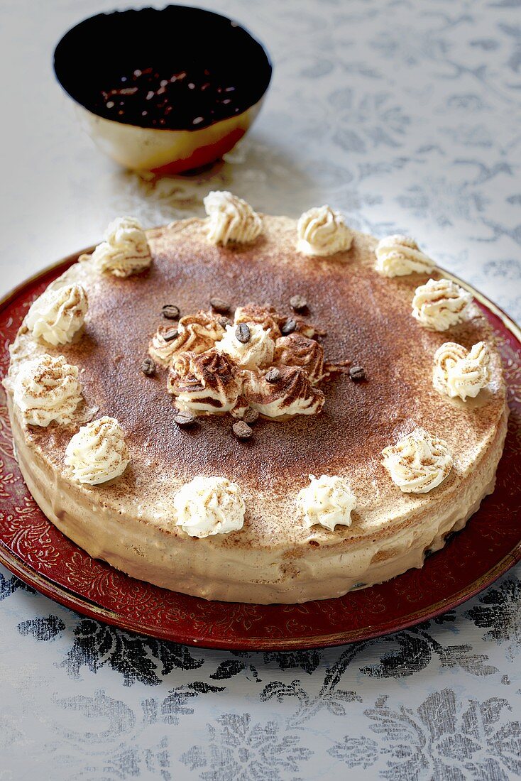 Schichttorte mit Mokkacreme und Sahnetupfen