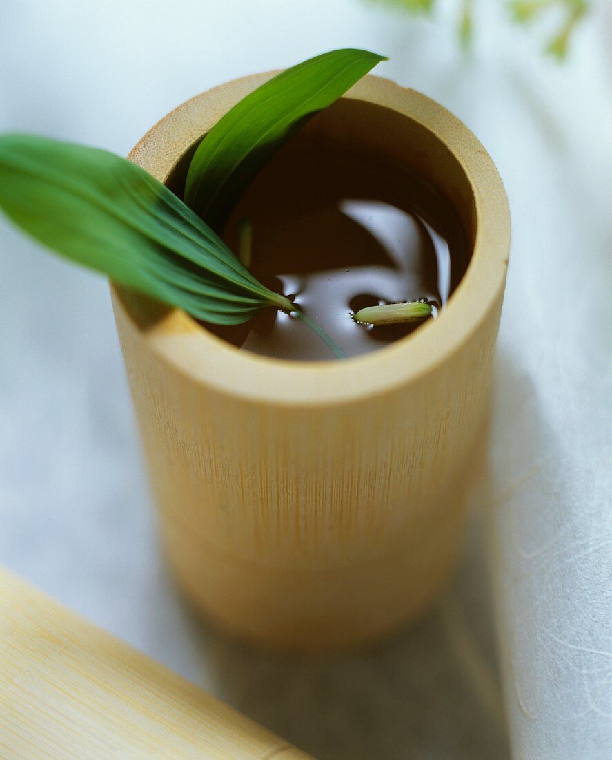 Ramson tea in a wooden cup