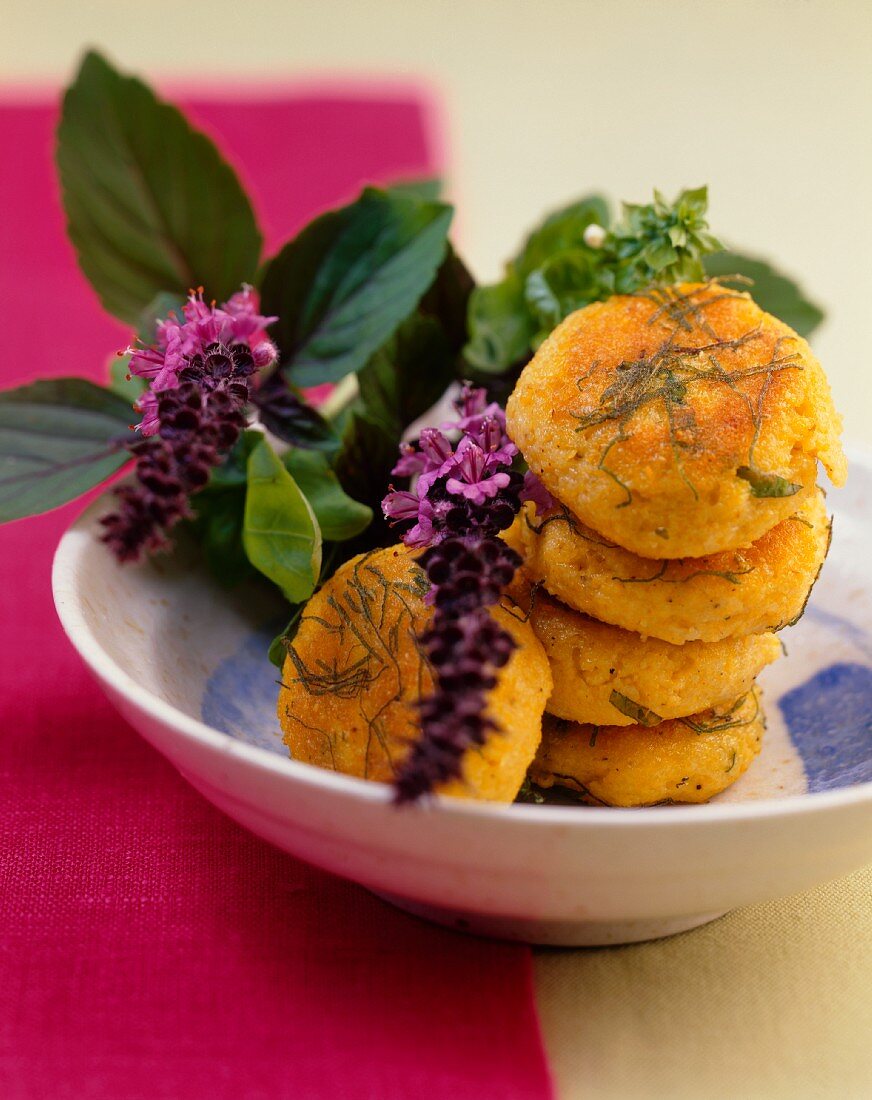 Polenta-Bratlinge mit Salbeikruste