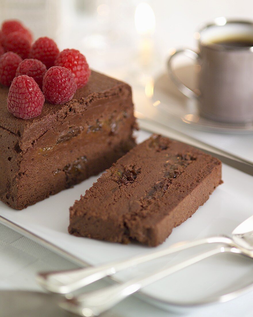 Schokoladen-Backpflaumen-Terrine mit Himbeeren