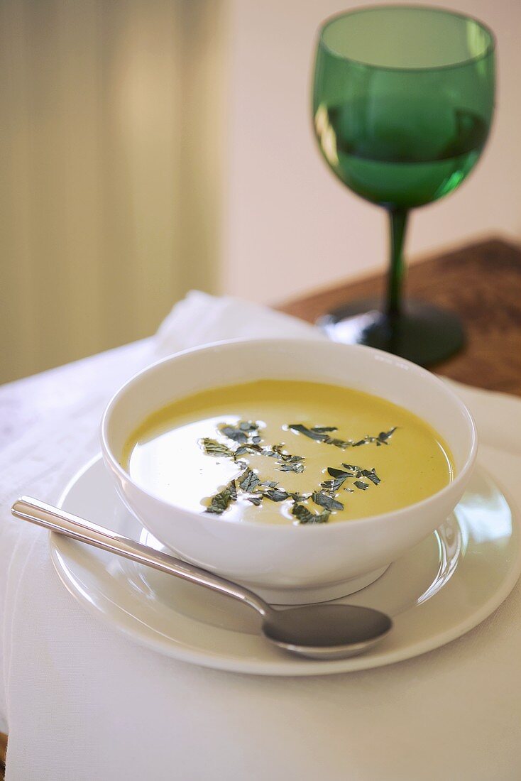 Cream of pea soup with lettuce
