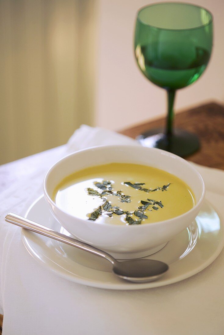 Erbsencremesuppe mit Salat