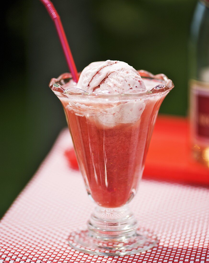 Strawberry Blonde (Erdbeer-Sekt-Cocktail)