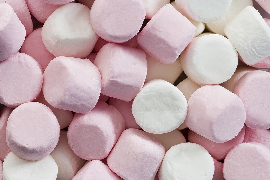 weiße und rosa Marshmallows (bildfüllend)