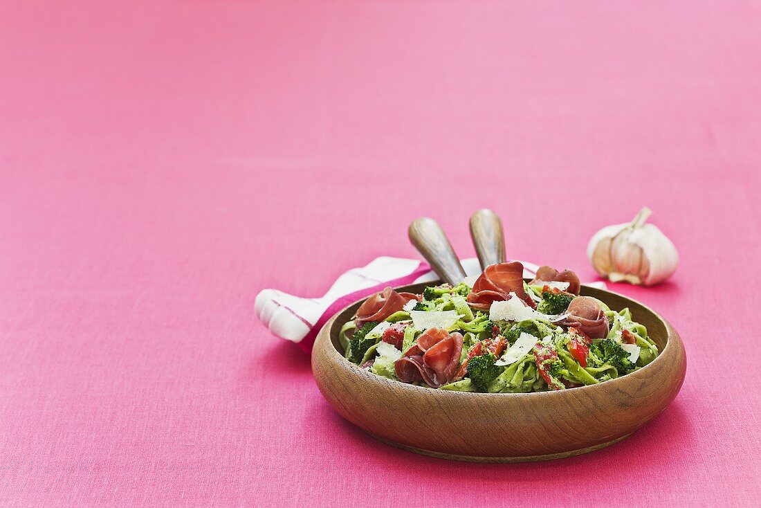 Green tagliatelle with broccoli, ham and peppers