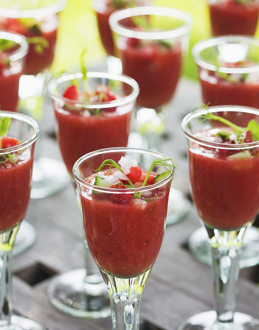 Erdbeer-Gurken-Gazpacho in Gläsern