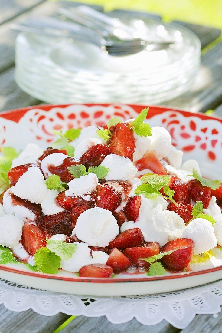 Meringues with strawberries