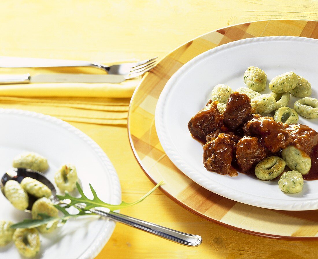 Rindergulasch mit Rucola-Gnocchi