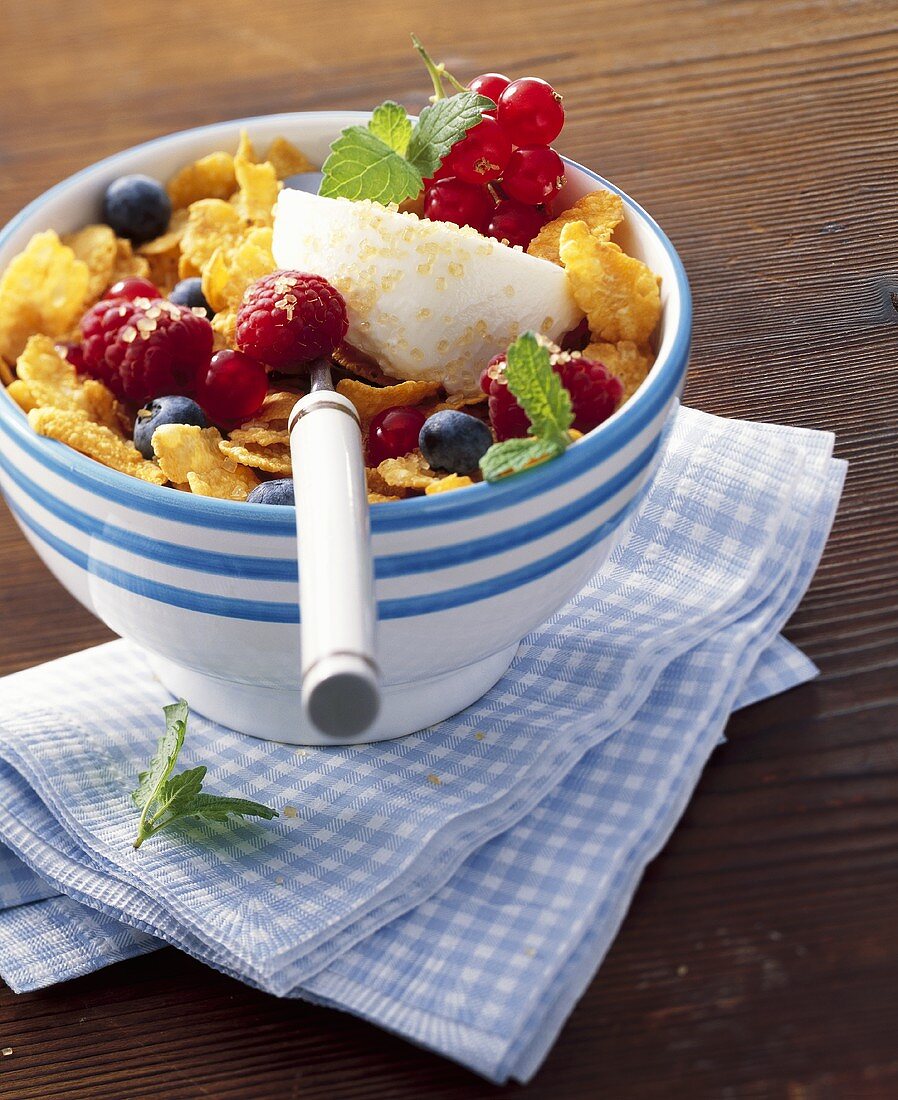 Cornflakes with yoghurt and berries