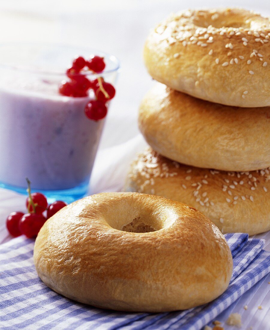 Bagels with berry smoothie