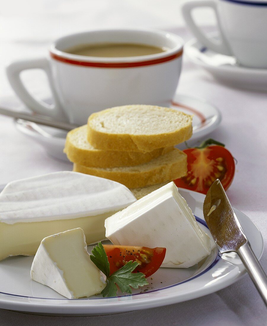 Camembert mit Baguette