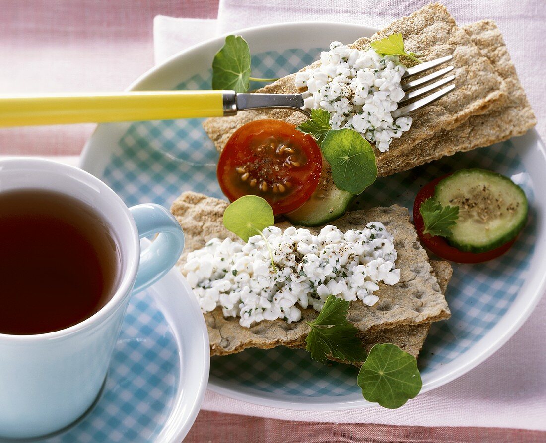 Roggen-Vollkorn-Knäckebrot mit körnigem Frischkäse