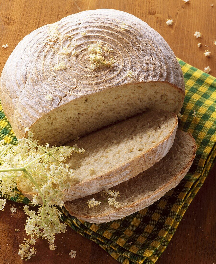 Weißbrot mit Holunderblüten