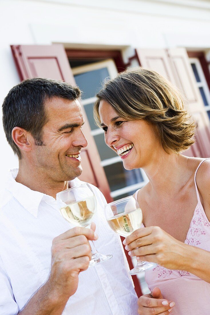 Man and woman drinking white wine out of doors