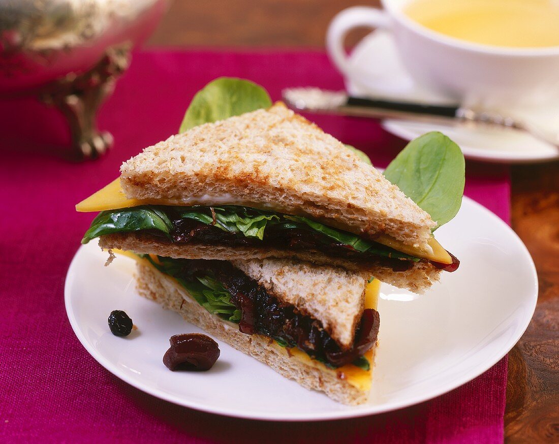Sandwich mit Zwiebelchutney, Käse und Feldsalat