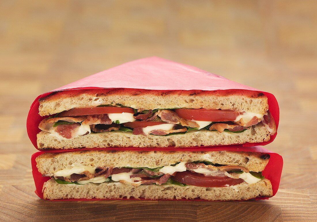 Gegrillte Sandwiches mit Speck, Salat, Tomaten und Mayonnaise