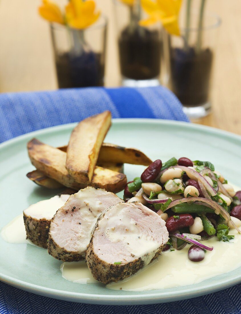 Putenbrust mit Sahnesauce, Bohnensalat und Ofenkartoffeln