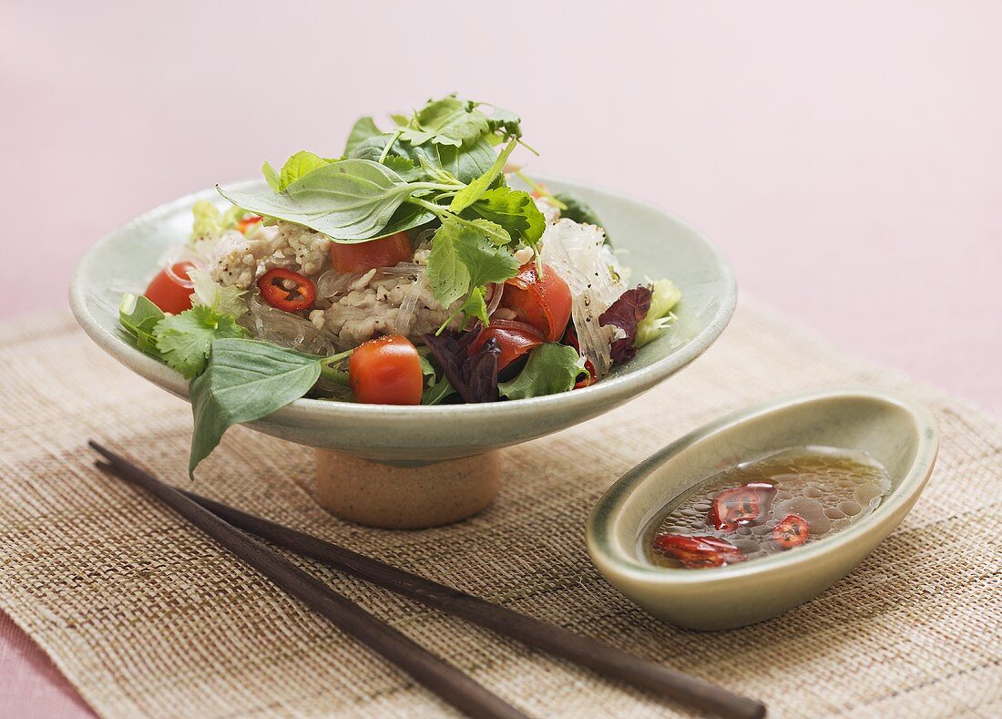 Glasnudelsalat mit Hähnchen, Tomaten und Kräutern