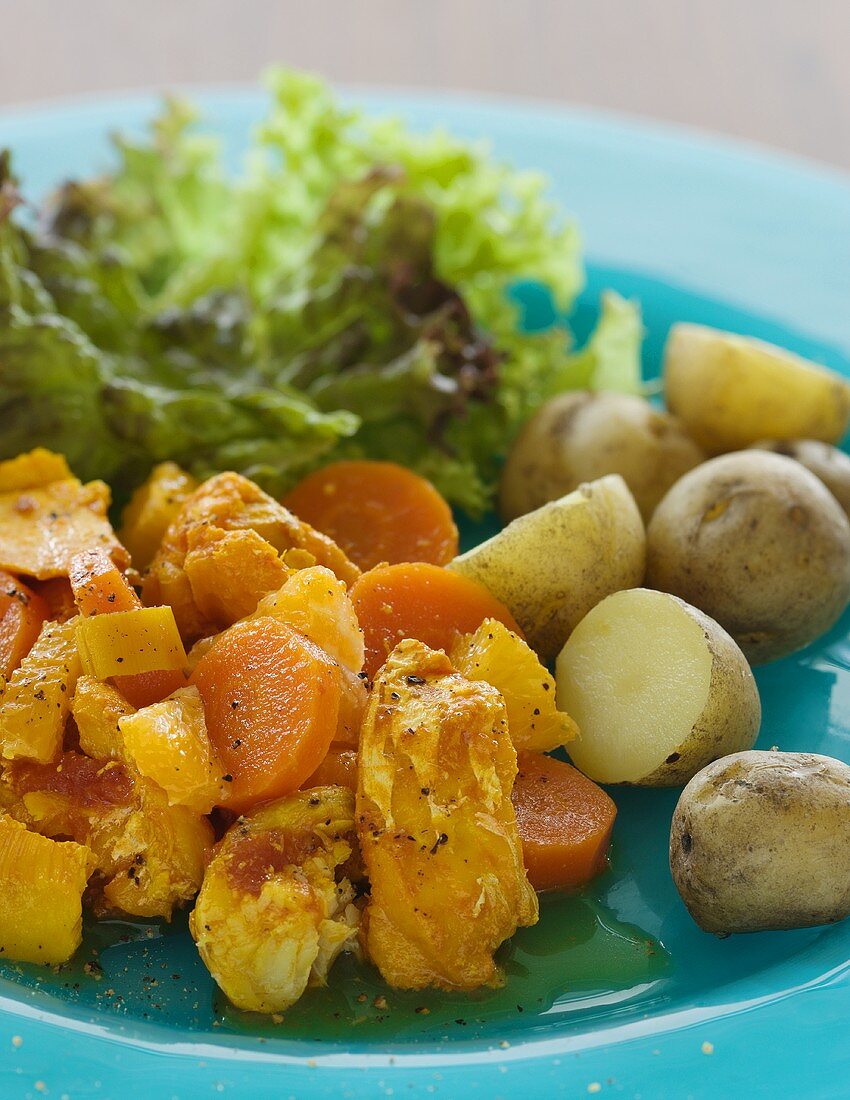 Fischeintopf mit Kartoffeln und Blattsalat