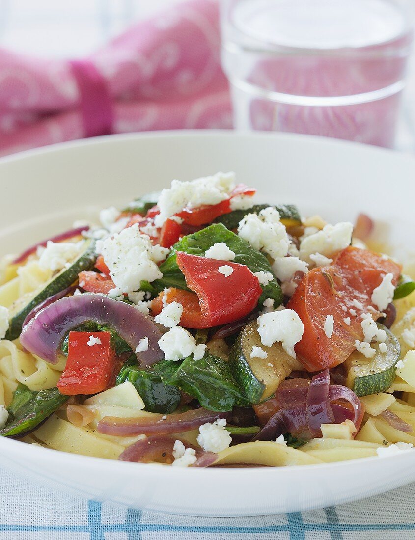 Tagliatelle mit Zucchini, Tomaten, Paprika, Zwiebeln und Feta