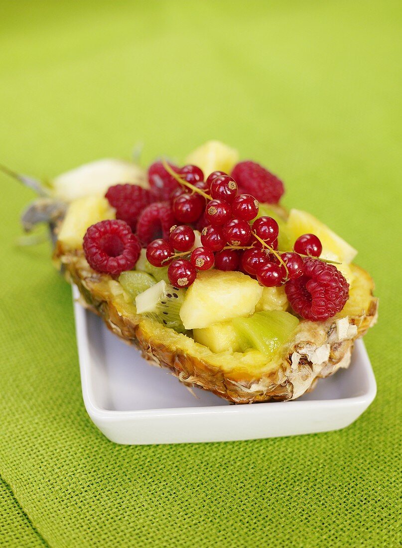 Fruchtsalat mit Ananas, Kiwi und Beeren