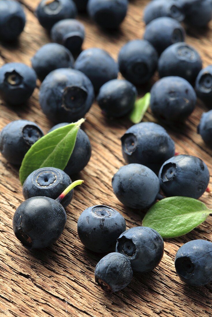 Heidelbeeren auf Holzuntergrund