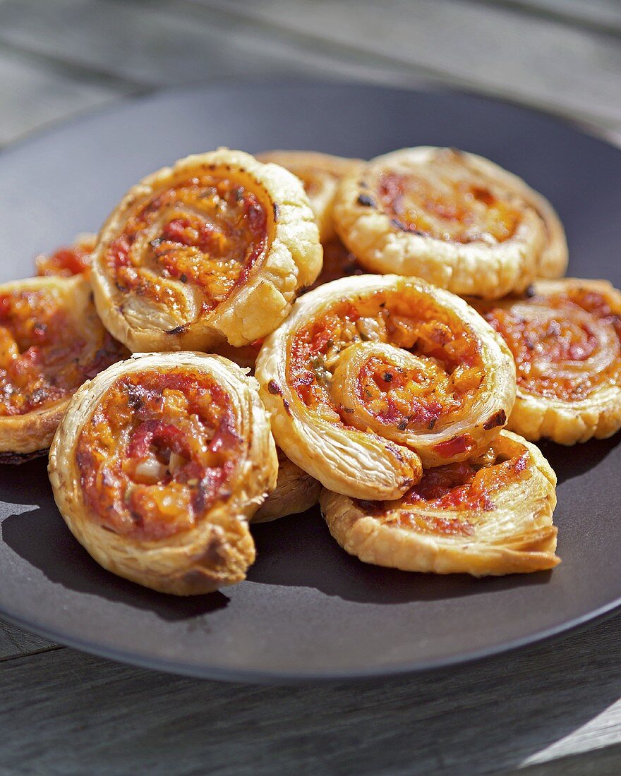 Gemüse-Pizza-Schnecken auf einem Teller