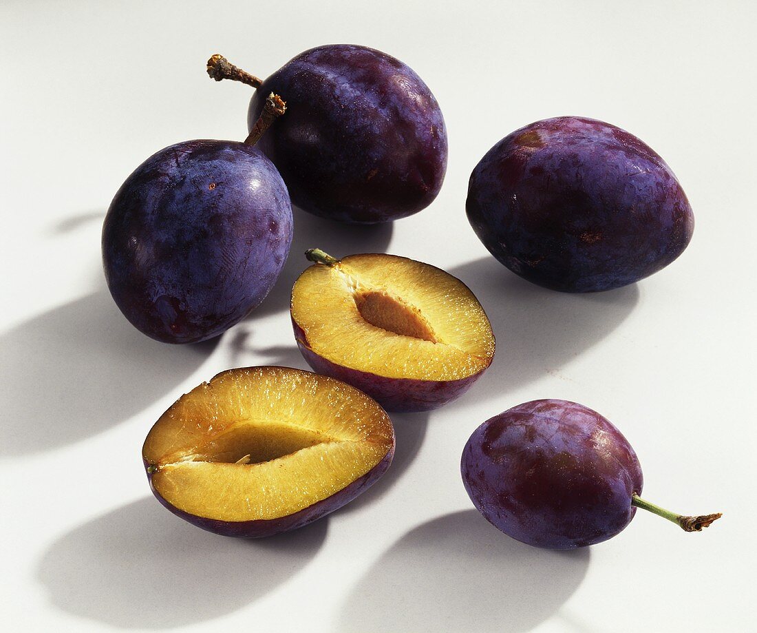 Whole and halved plums (variety: Auerbach)