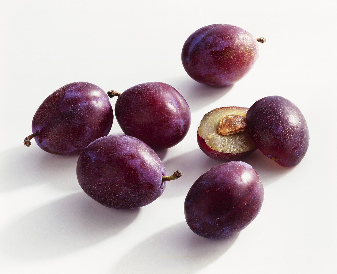 Whole and halved plums (variety: Ersinger)