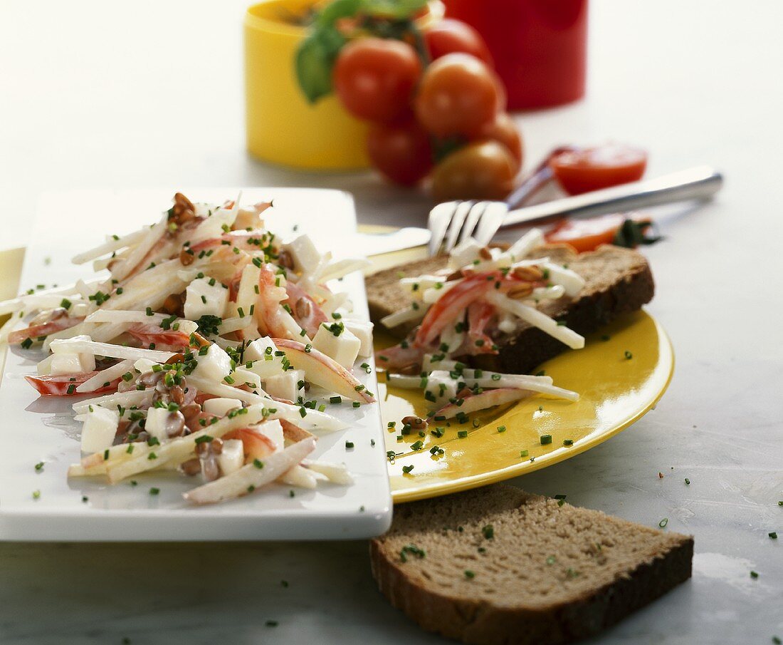 Kohlrabi & apple salad with grains of wheat & mozzarella