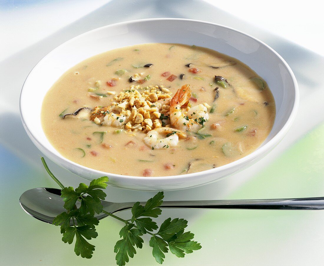 Erdnuss-Suppe mit Garnelen