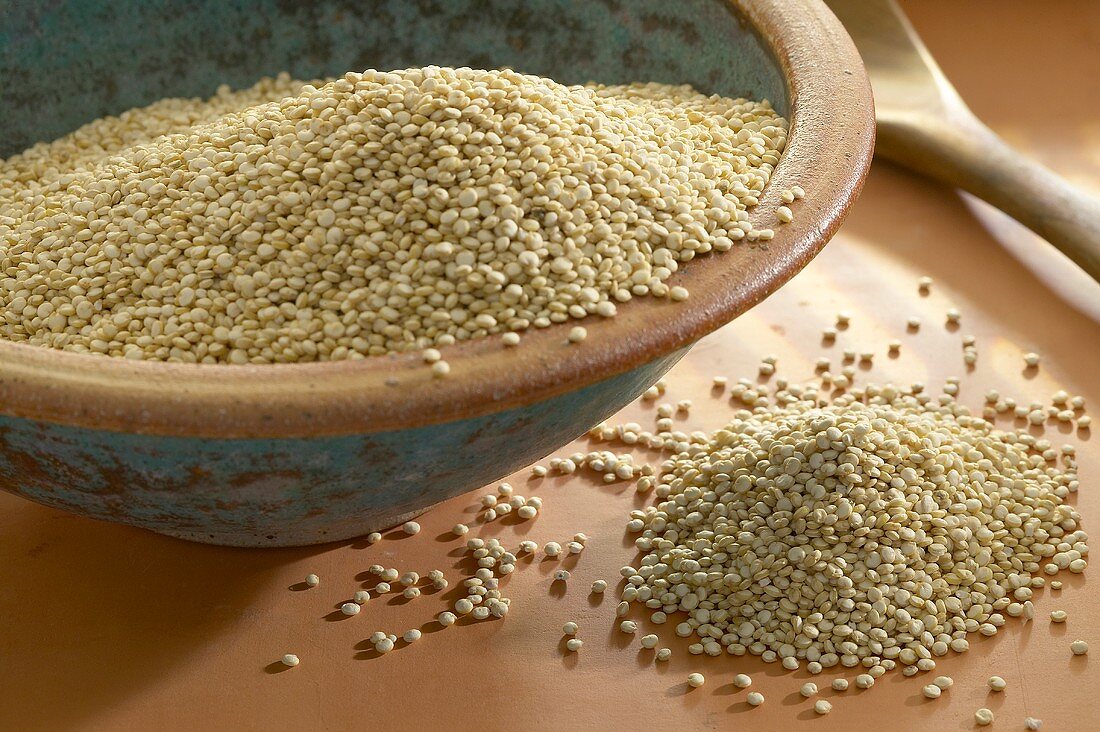 Quinoa in Keramikschale und daneben