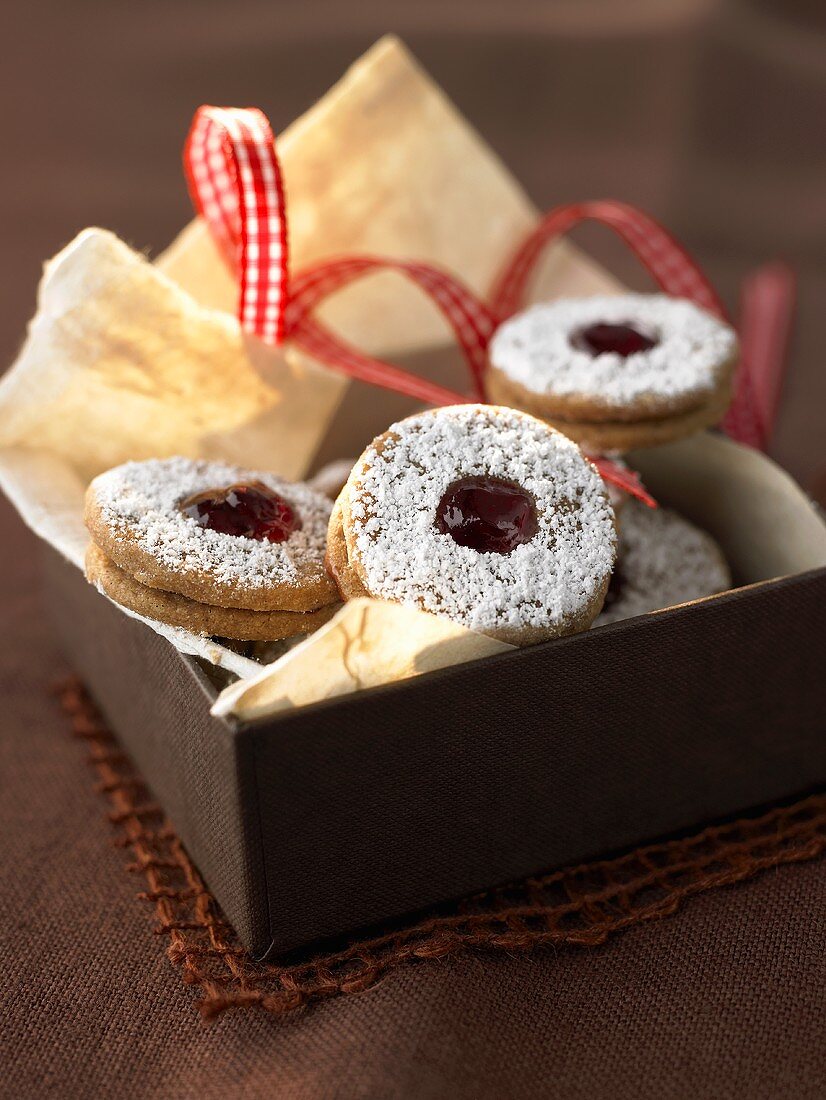 Jam biscuits with redcurrant jam