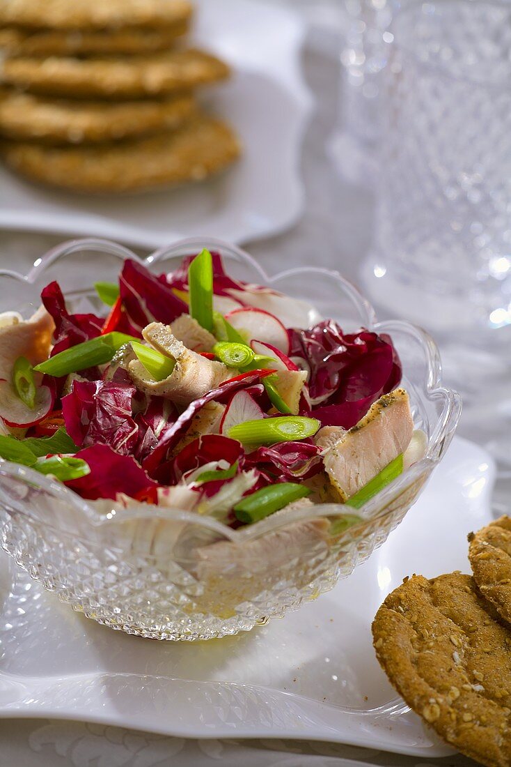 Hähnchensalat mit Radicchio und Radieschen