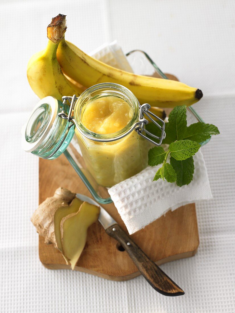 Bananen-Ingwer-Konfitüre mit Zutaten auf Schneidebrett