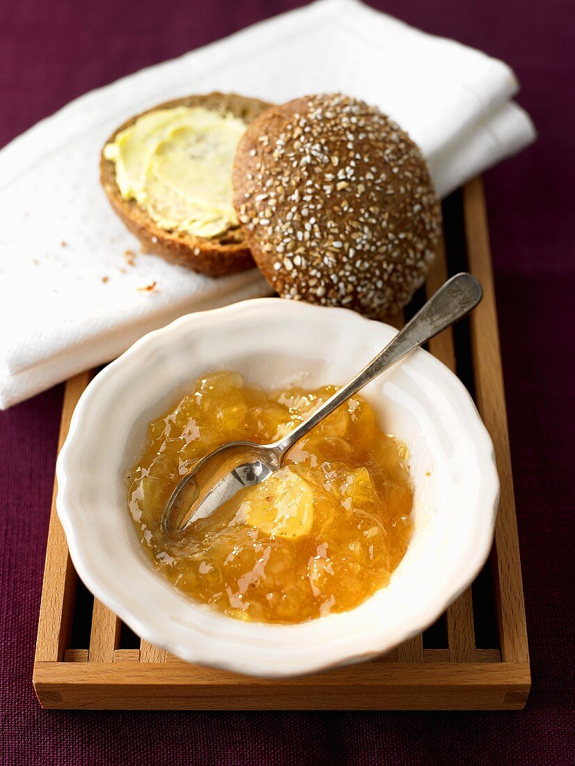 Feigen-Trauben-Marmelade, Vollkornbrötchen mit Butter