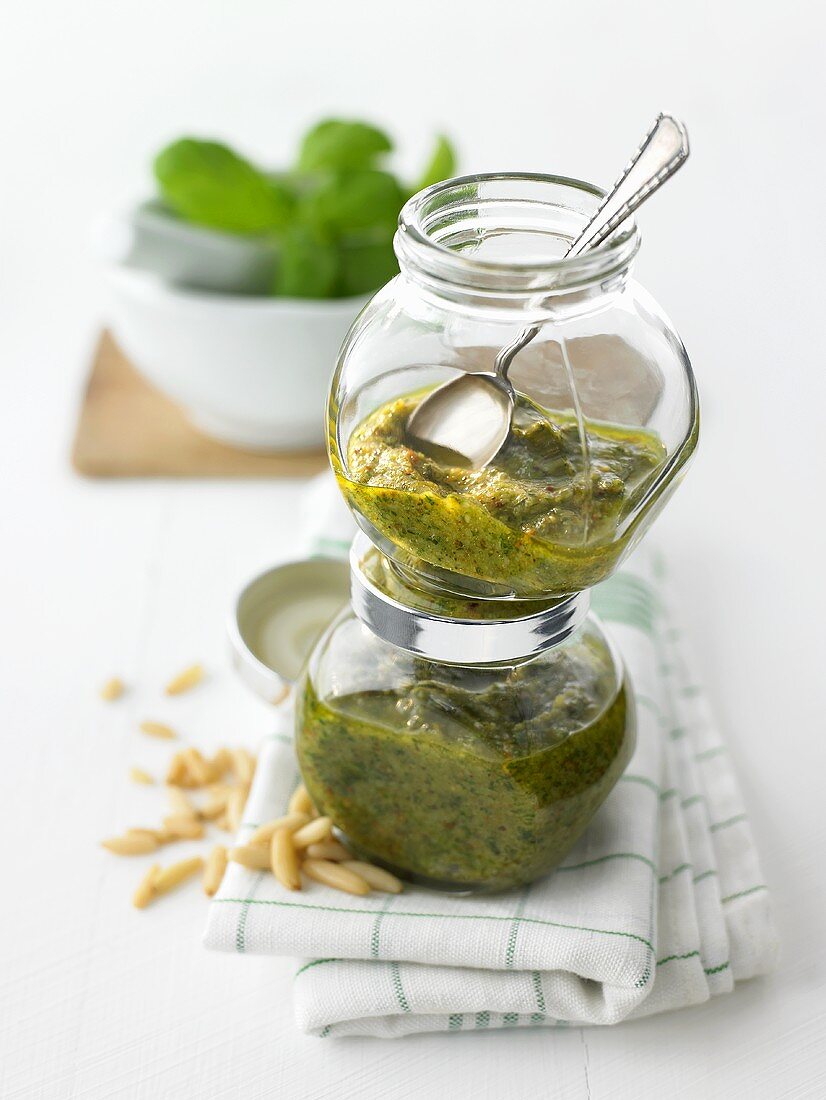 Zwei Gläser selbstgemachtes Pesto Genovese