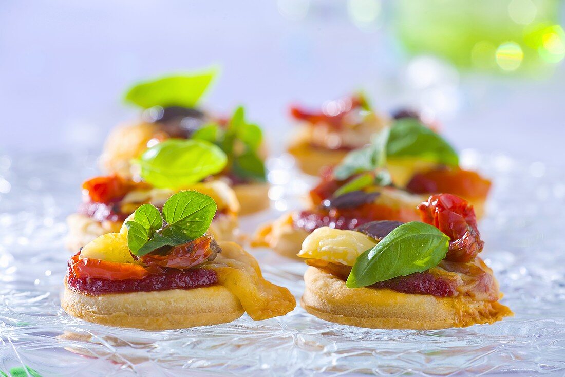 Mini-Pizzen mit getrockneten Tomaten