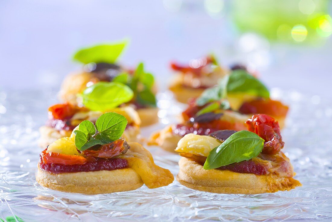 Mini-pizzas with dried tomatoes