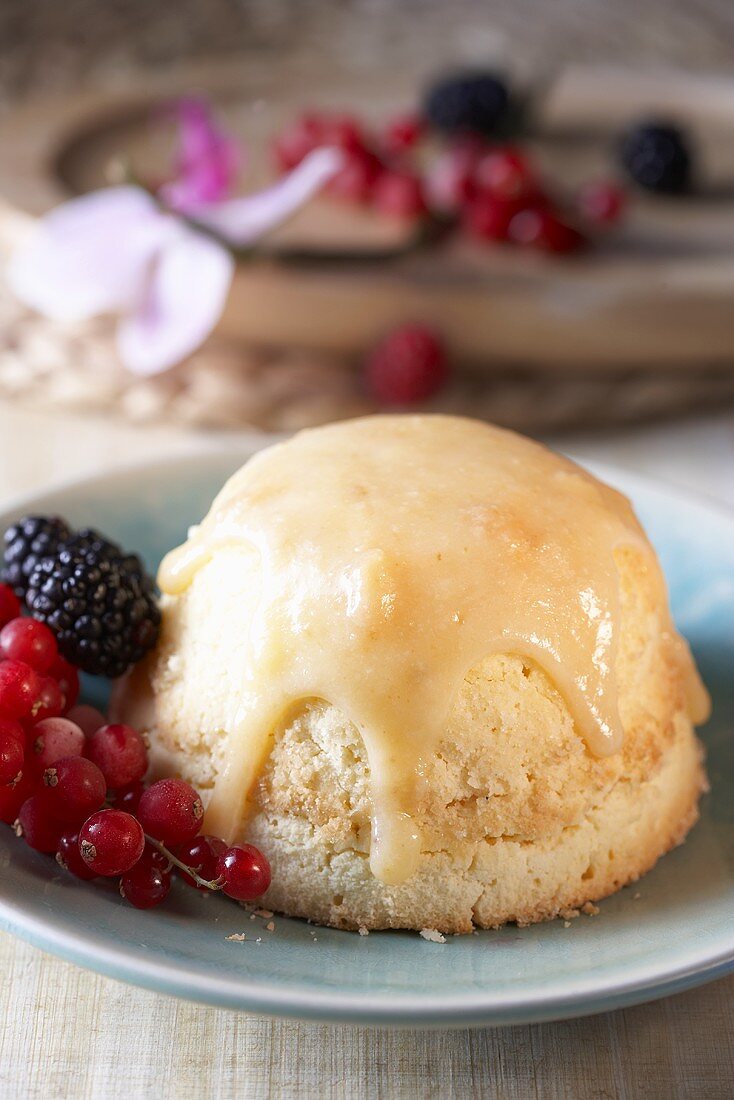 Gestürzter Brotpudding mit Beeren und Sauce